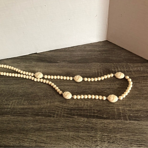 Vtg Ivory Beaded Necklace - Picture 2 of 9